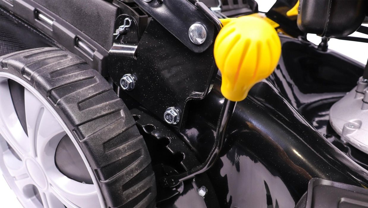 Бензиновая газонокосилка самоходная CHAMPION LM4627